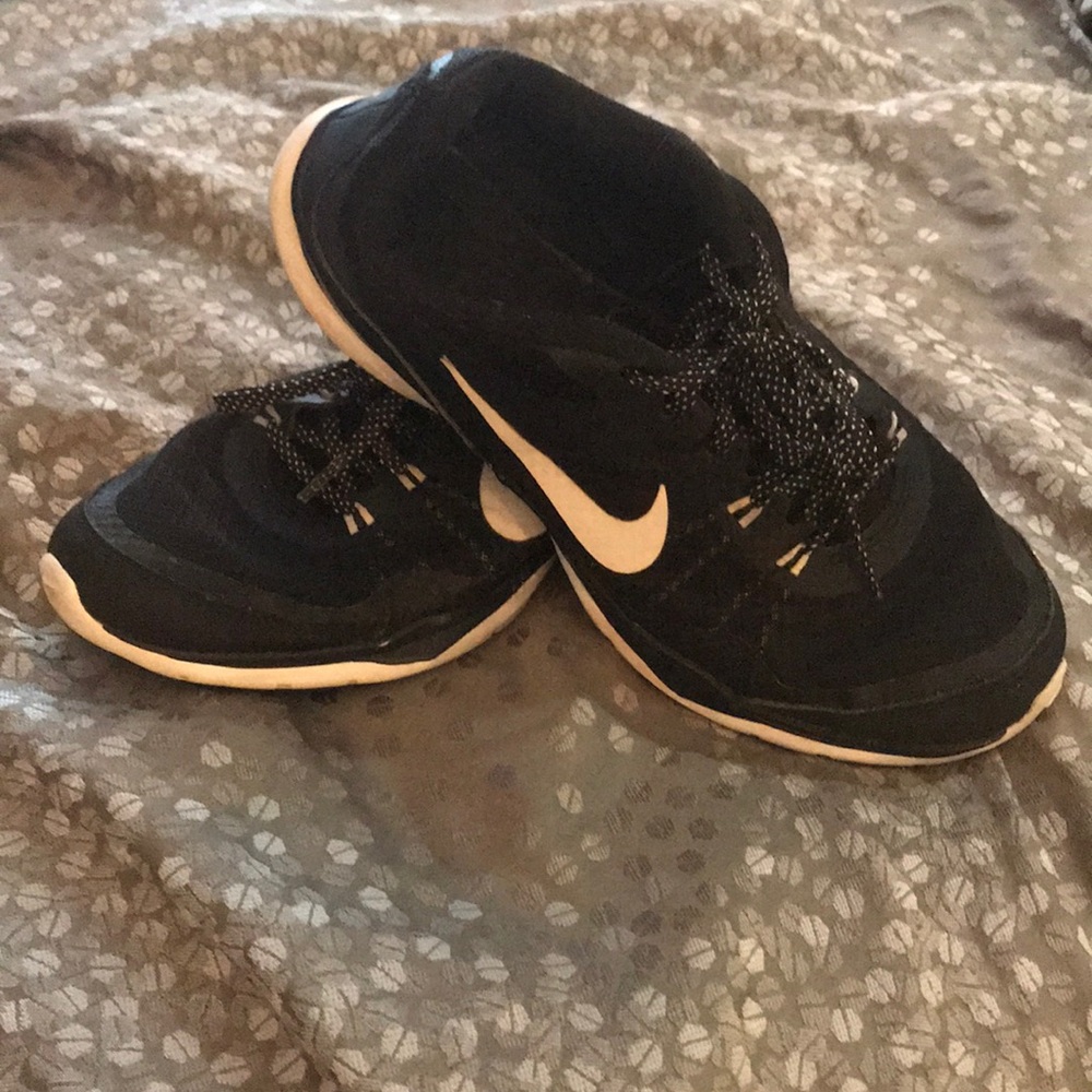 black nike sneakers